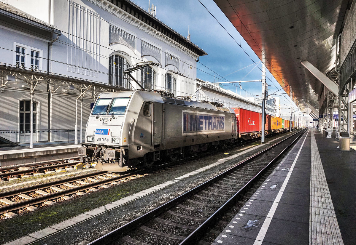 METRANS 386 003-8 durchfährt am 27.12.2017, mit einem Containerzug, den Salzburger Hbf.