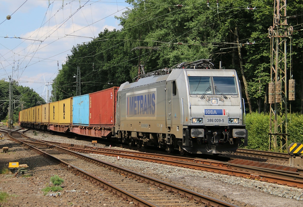 Metrans 386 009-5 mit Containerzug in Fahrtrichtung Nienburg(Weser). Aufgenommen in Eystrup am 22.07.2015.