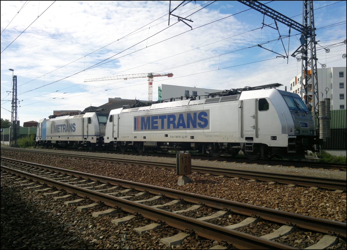 Metrans 386 015-2 + 186 auf Praha-Uhřiněves am 2.8.2016.