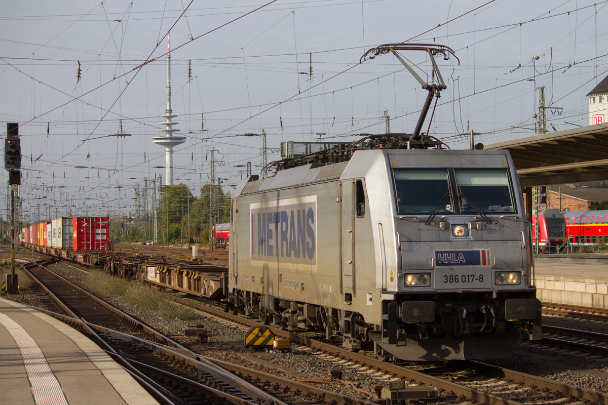 METRANS 386 017-8 durchfahrt Bremen Hbf mit einem Containerzug. 17.10.2018