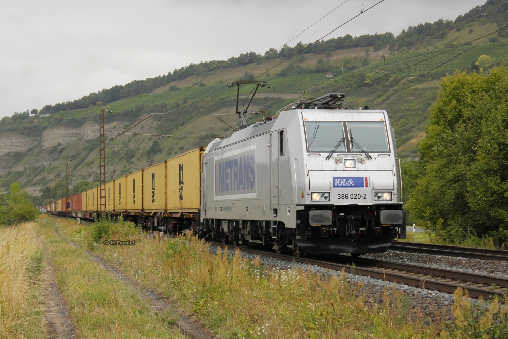 Metrans 386 020-2 mit einem Containerzug am 29.07.2015 in Thüngersheim.