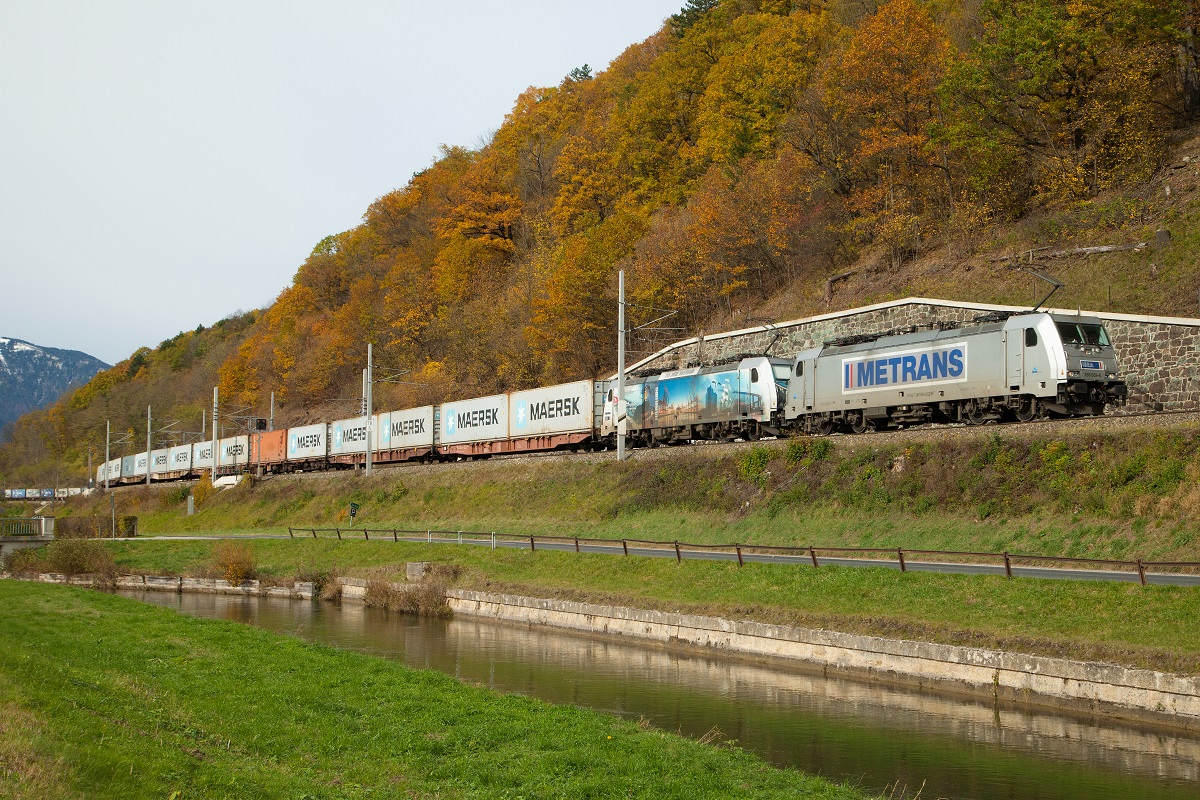 Metrans 386.004 + 386.020 mit Güterzug bei Schlöglmühl am 2.11.2017.