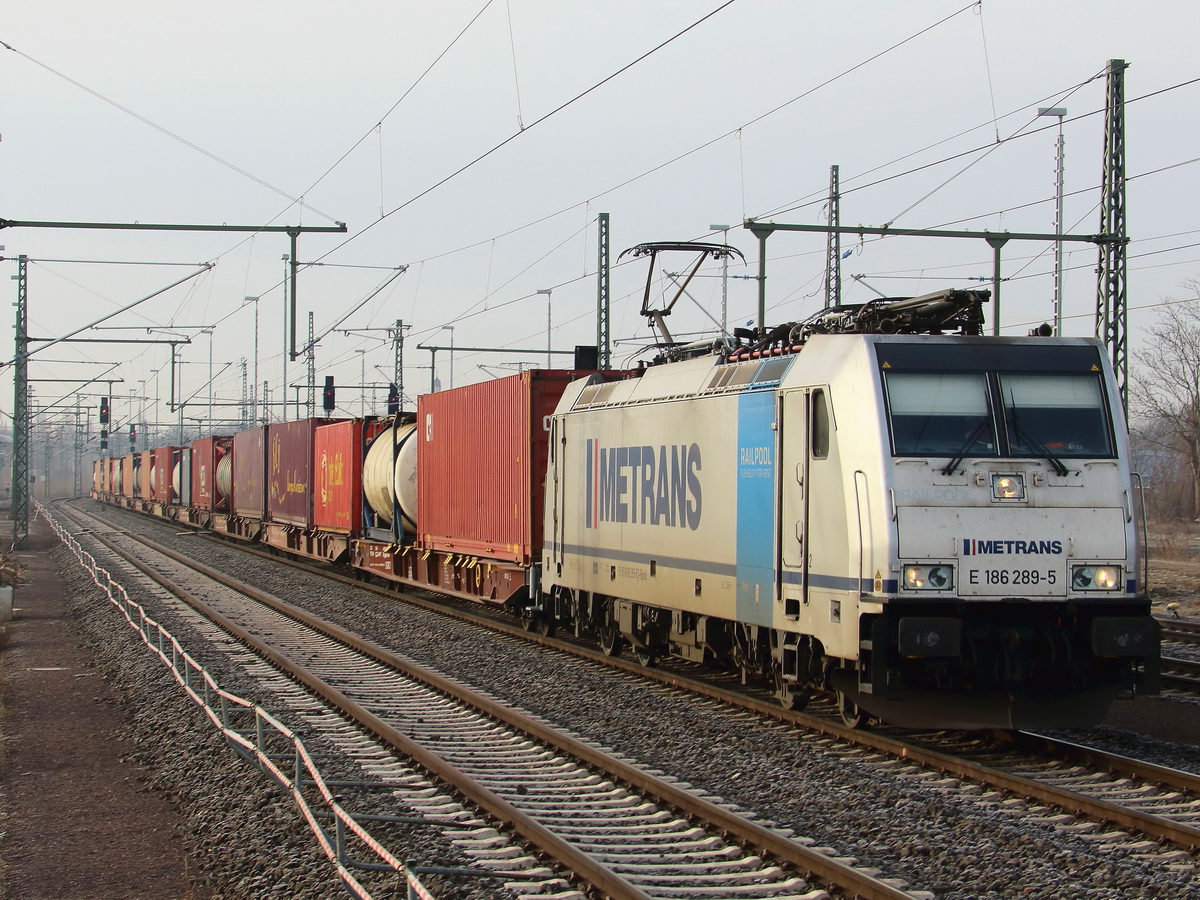 METRANS E 186 289-5 mit Containerwaggons am Haken bei der Durchfahrt durch Magdeburg Hauptbahnhof am 17. Februar 2018