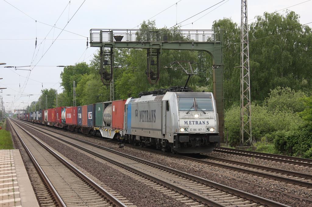 Metrans E 186187 kam am 19.05.2016 um 6.43 Uhr mit einem Containerzug in Richtung Wunsdorf durch den Bahnhof Dedensen.