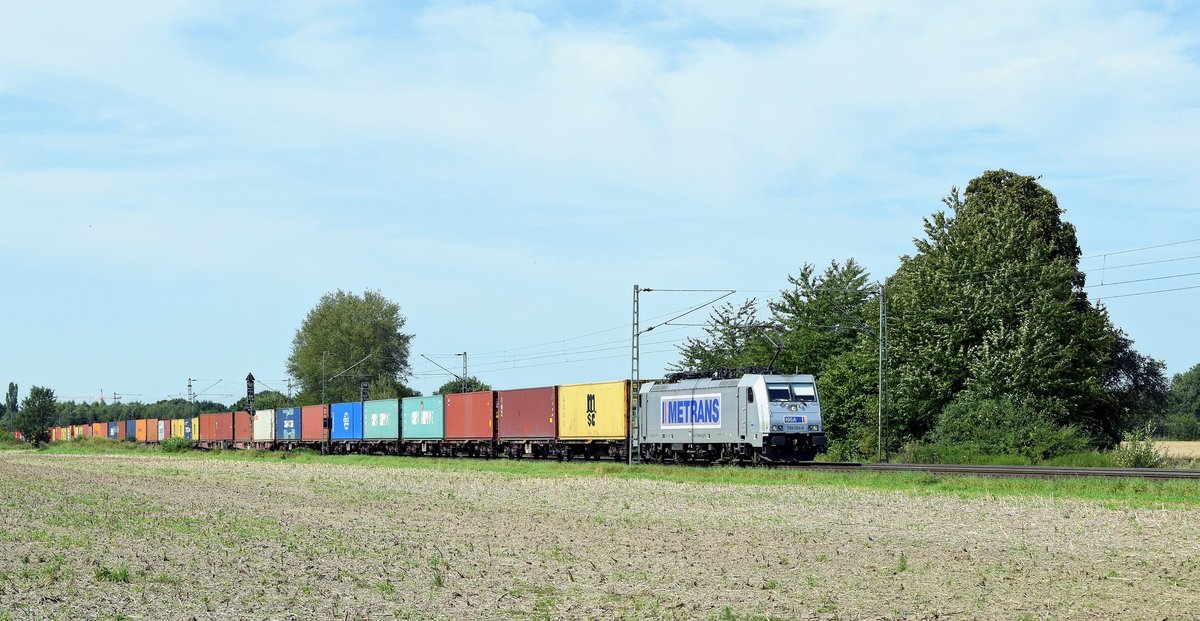 METRANS Rail 386 004 durchfährt mit einem Containerzug am 23.08.17 Bremen-Mahndorf in Richtung Hannover.