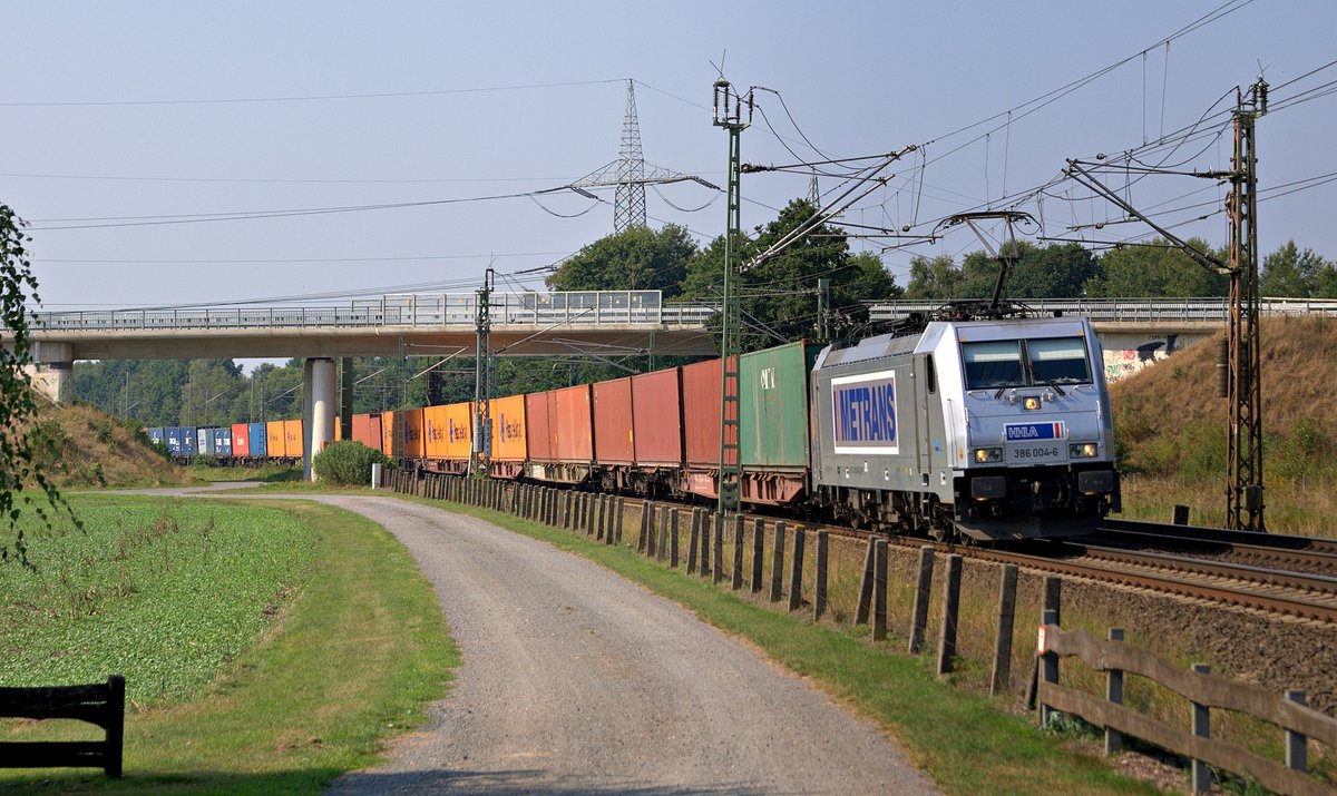METRANS Rail 386 004 mit KLV-Zug in Richtung Hannover durch Langwedel am 26.08.16.