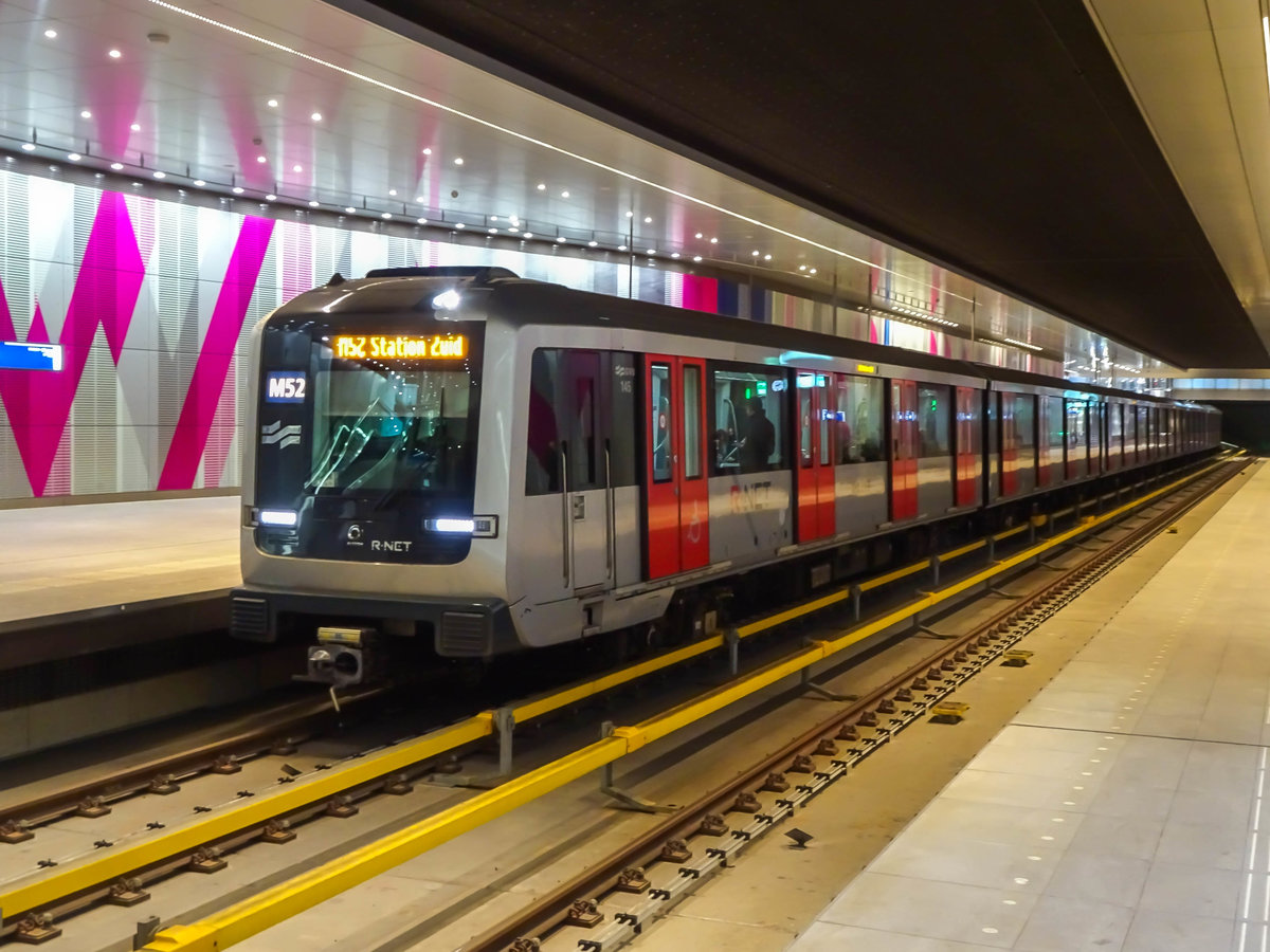 Metro Amsterdam Linie M52 nach Zuid in Europaplein, 11.12.2018.
