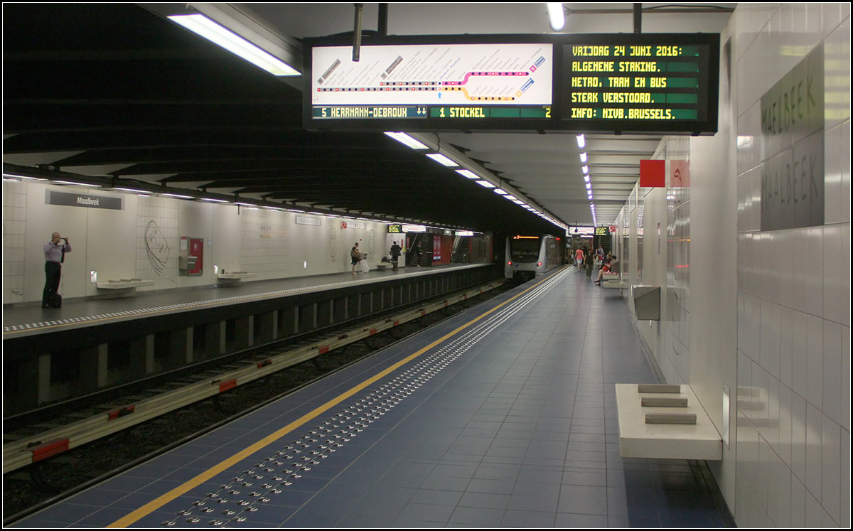 Metro Brüssel im Europaviertel an einem geschichtsträchtigen Tag -

Die Station Maelbeek/Maalbeek am 23. Juni 2016, am Tag des britischen Referendums zum Brexit. Fast exakt drei Monate zuvor am 22. März war diese Station Schauplatz eines Terroranschlages mit vielen Toten und Verletzten.

Die Station ist Teil der ersten Metro- bzw. Pre-Metrostrecke in Brüssel. Der Abschnitt De Brouckère - Schuman mit sechs unterirdischen Stationen ging am 17.12.1969 in Betrieb. Er wurde bis zur Umstellung auf Metrobetrieb im Jahr 1976 mit Straßenbahnen befahren, die an beiden Enden die Tunnelstrecke über provisorische Rampen verließen. 

23.06.2016 (M)