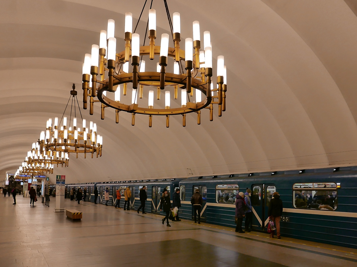 Metro-Station Tschornaja Retschka der Linie 2 in St. Petersburg, 17.2.18