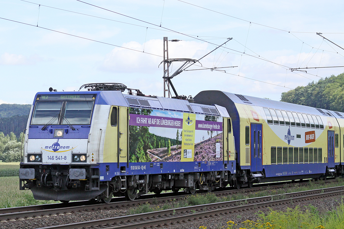 Metronom 146 541-8 Mit Lüneburger Heide Werbung am 09.08.2017  13:29 nördlich von Salzderhelden am BÜ 75,1 in Richtung Göttingen