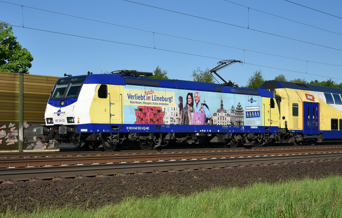 Metronom RE3 mit der schicken  Verliebt in/nach Lüneburg  BR 146 (146 502-0) kommend aus Hamburg. Höhe Bardowick, 08.05.2018.