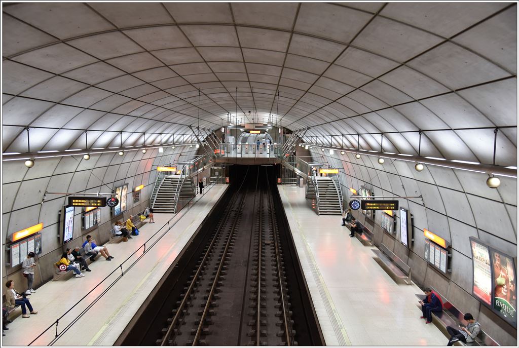 Metrostation Abando beim RENFE/FEVE Bahnhof im Zentrum von Bilbao. (21.05.2016)