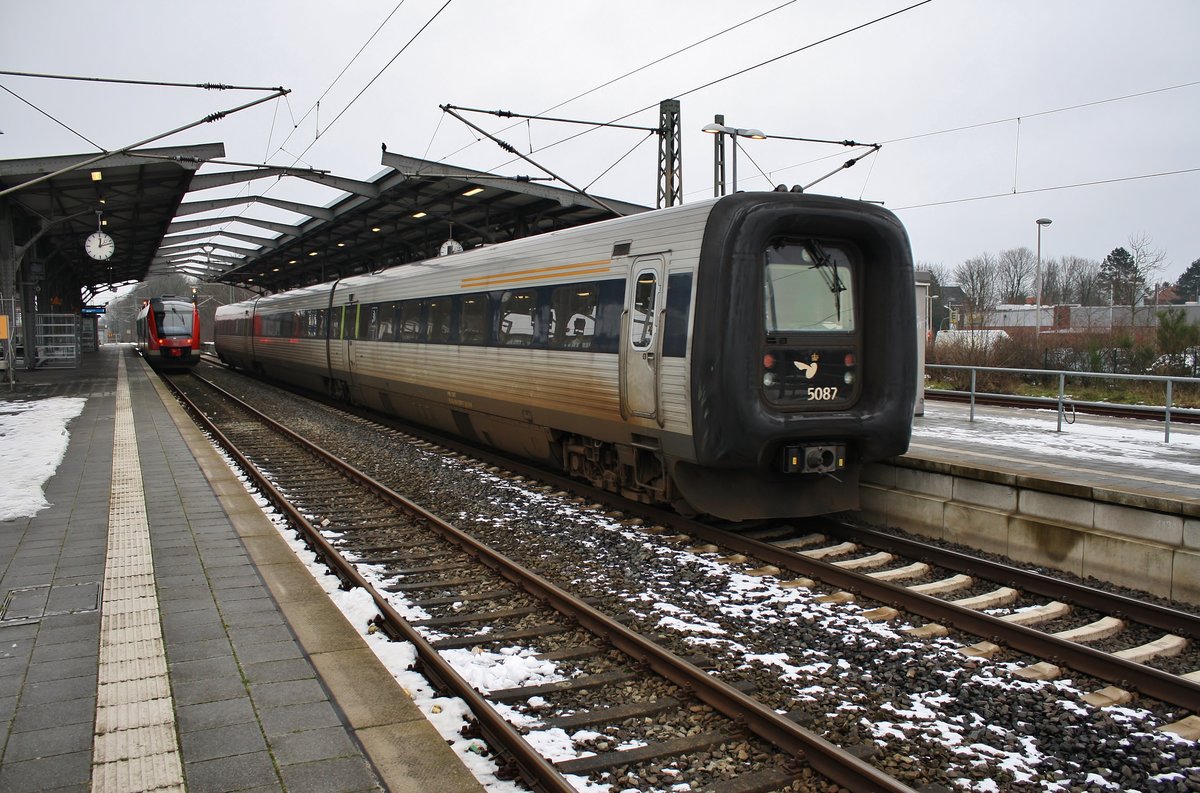MFA 5087 fährt am 20.1.2018 als IC386 von Hamburg Hauptbahnhof nach Århus in Rendsburg ein.