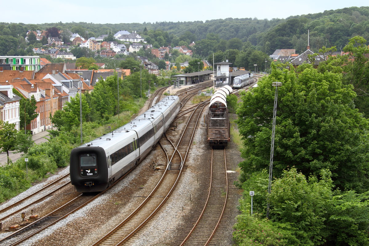MFB5269 entering Vejle from Aarhus with MG5831 at the station 02-06-2012