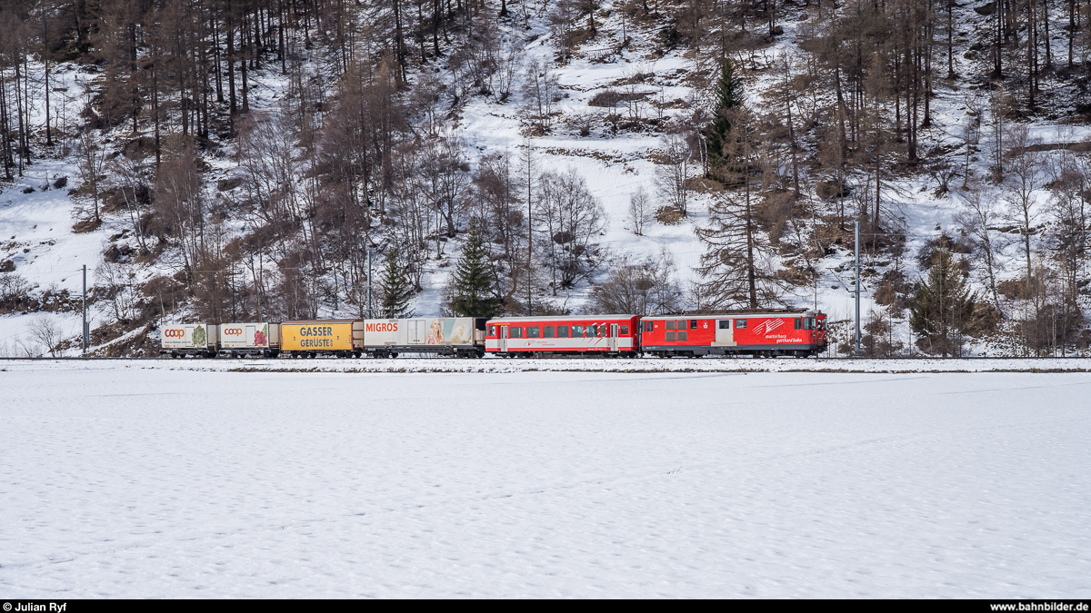 MGB Deh 4/4 54 (ex FO) mit einem Güterzug Zermatt - Visp am 16. März 2019 bei Täsch.<br>
Der Deh diente als Ersatz, weil keine HGe 4/4 II verfügbar war. Der ABt musste als Kupplungswagen mitgeführt werden, weil die Pendelzüge innerhalb der Komposition mit halbautomatischer +GF+-Kupplung verbunden sind. So entsteht der Eindruck eines GmP.