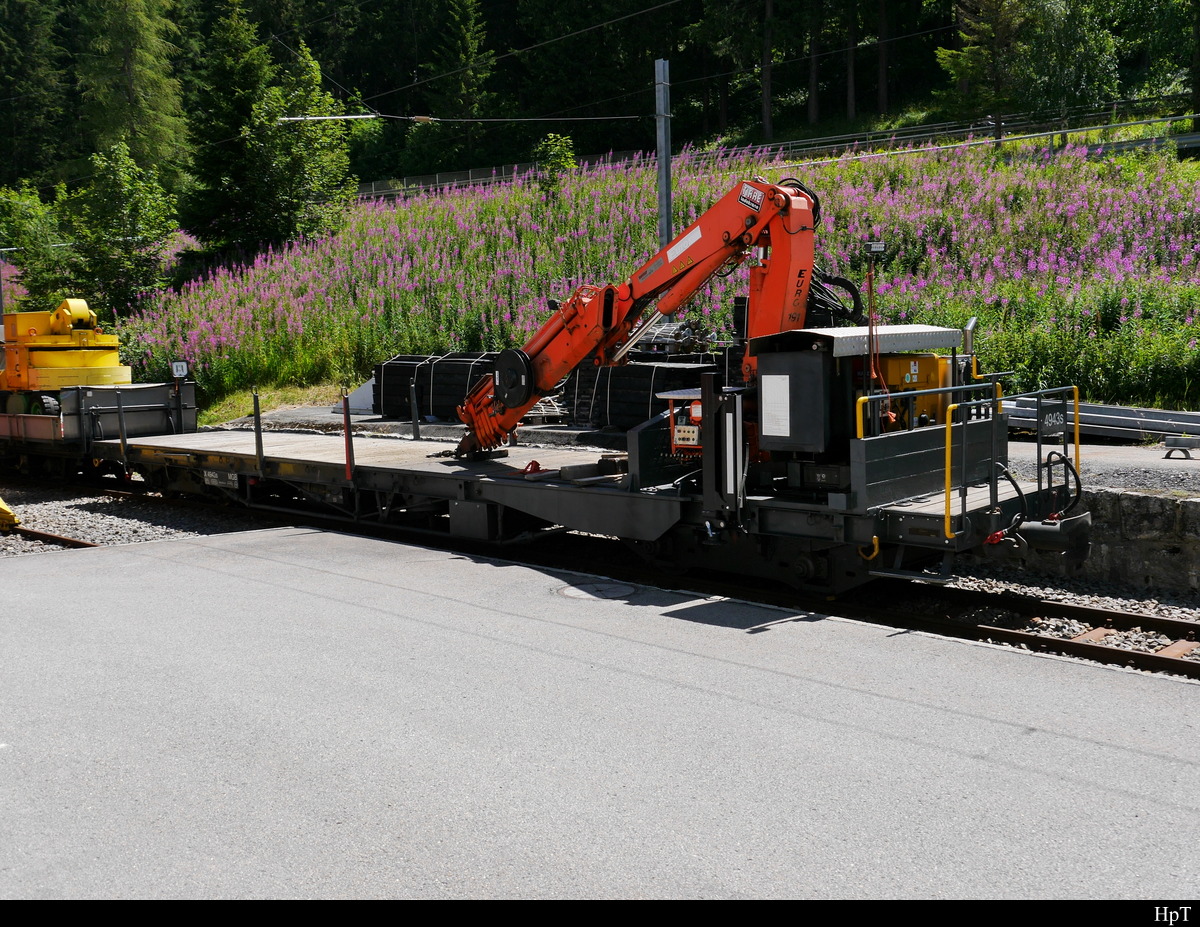 MGB - Dienstwagen X 4943s abgestellt im Bahnhofsareal von Hospenthal am 27.07.2018