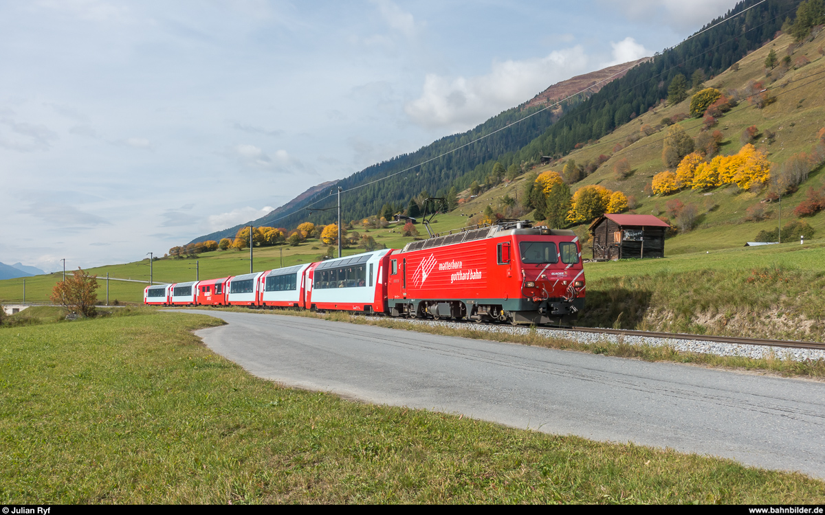 MGB ex-BVZ HGe 4/4 II 2  Monte Rosa  mit dem Glacier Express am 29. September 2017 zwischen Reckingen und Münster.