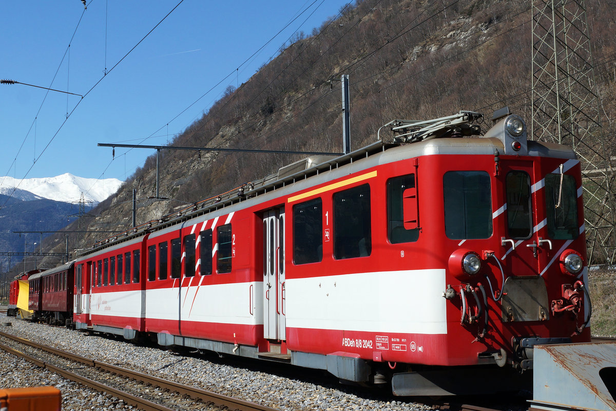 MGB: Historische Fahrzeuge der MGB in Brig am 26. März 2016. Noch immer wartet der ABDeh 8/8 2042, 1965 (ehemals BVZ) auf einem Abstellgeleise der Werkstätte Brig sein weiteres Schicksal ab.
Foto: Walter Ruetsch 