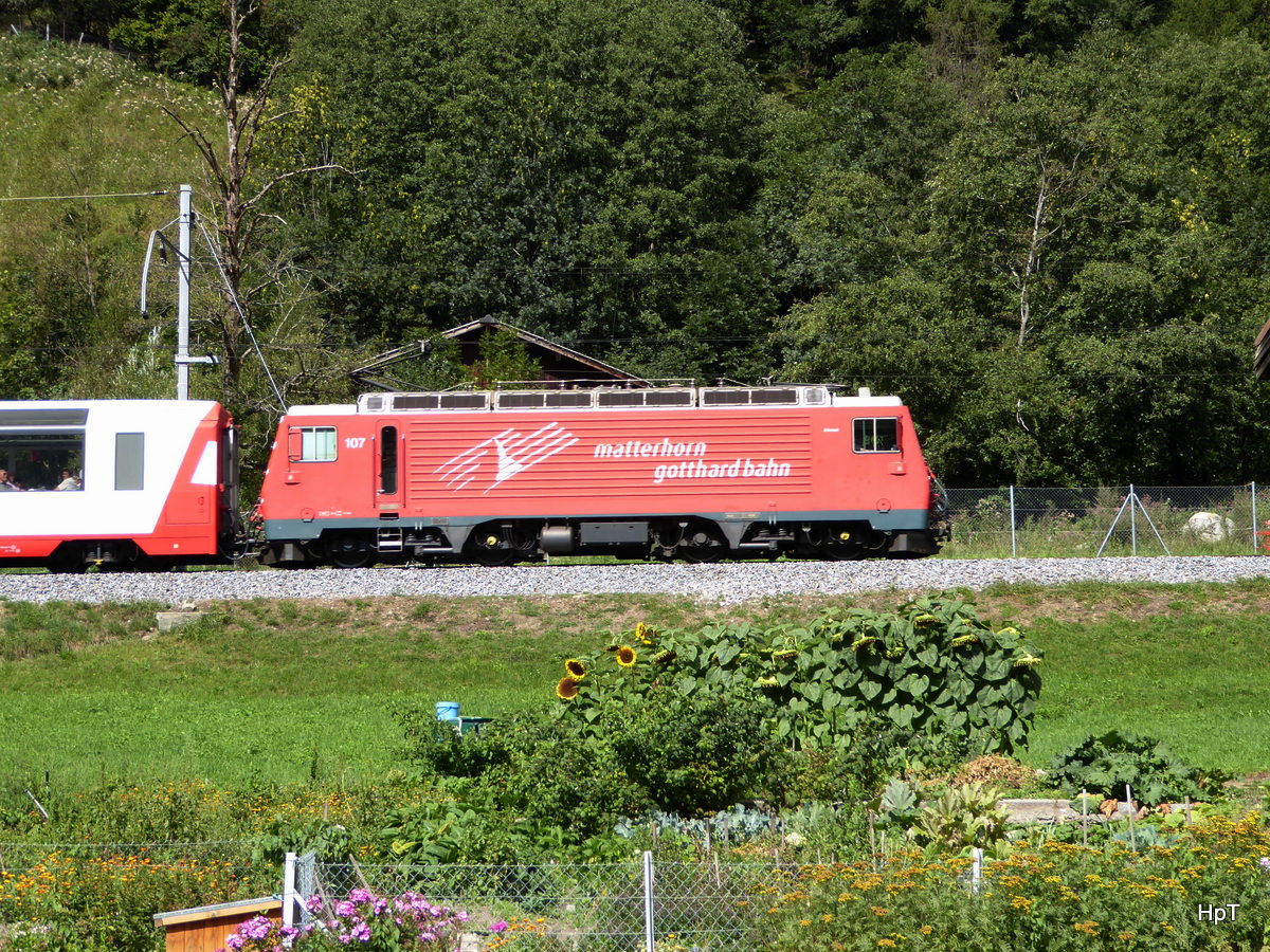 MGB - Schnappschuss der HGe 4/4 107 mit Glacier Express unterwegs in Fiesch am 06.09.2015