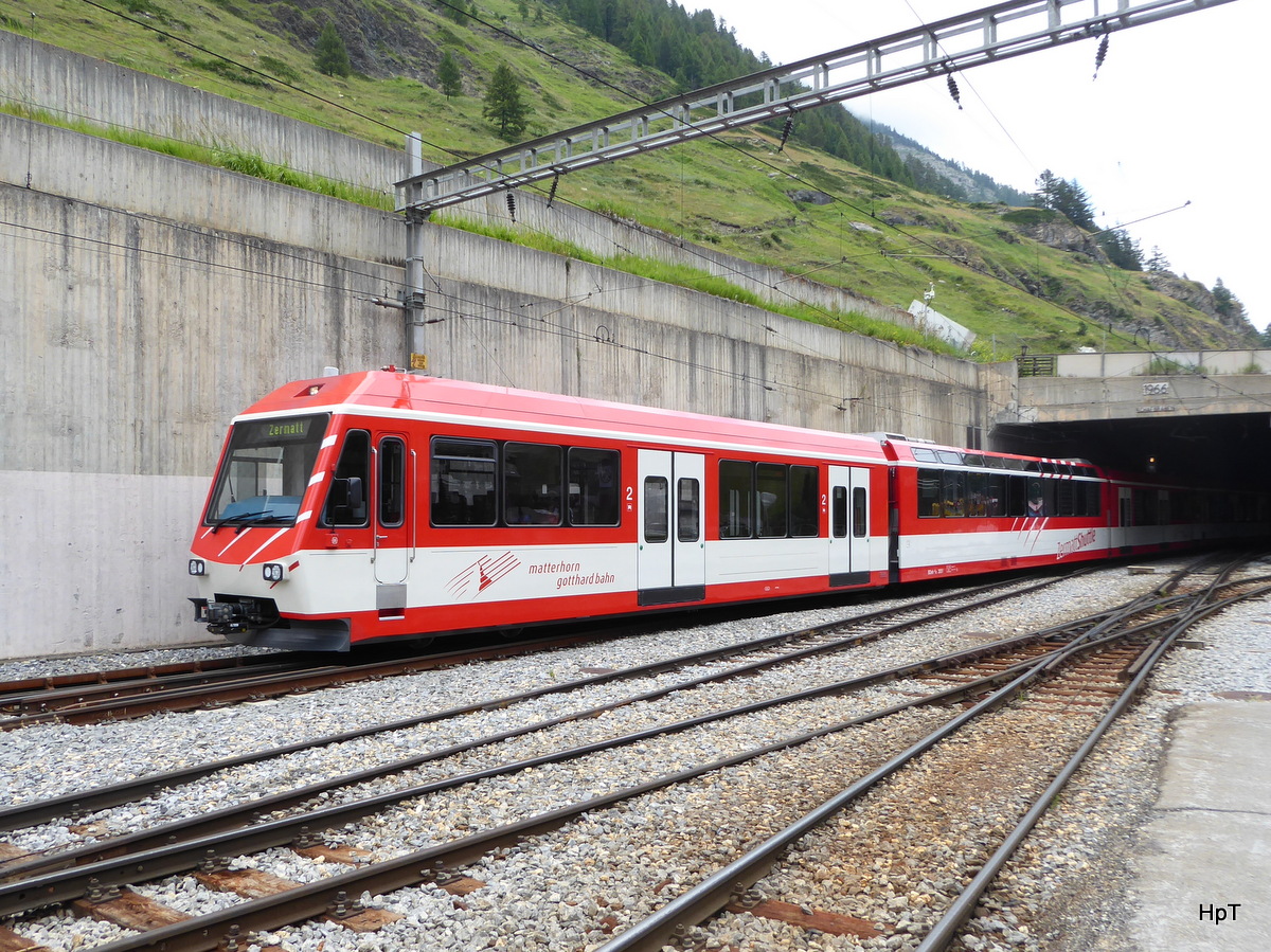 MGB - Triebzug BDeh 4/8 2051 bei der einfahrt in den Bahnhof Zermatt am 23.07.2016