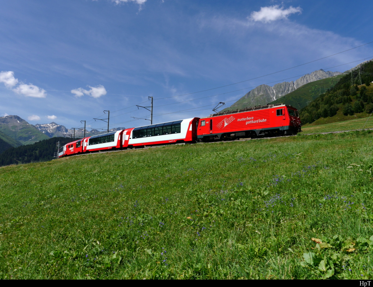 MGB - Zahnradlok HGe 4/4  105 mit einem Glacier Express unterwegs bei Sedrun am 27.07.2018