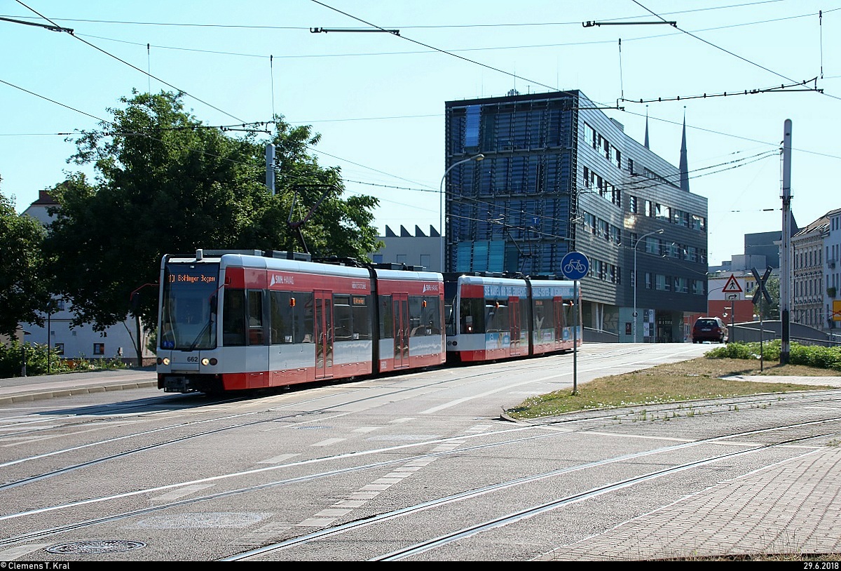 MGT-K (Bombardier Flexity Classic), Wagen 662 und Wagen 661, der Halleschen Verkehrs-AG (HAVAG) als Linie 10 von Hauptbahnhof nach Göttinger Bogen erreichen die Haltestelle Saline.
[29.6.2018 | 8:49 Uhr]