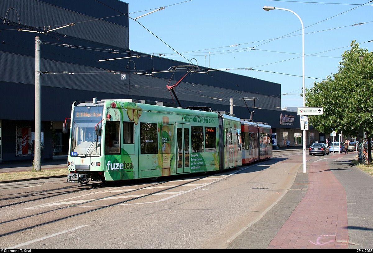 MGT-K (Bombardier Flexity Classic), Wagen 665 mit Werbung für Fuze Tea und Wagen 666, der Halleschen Verkehrs-AG (HAVAG) als Linie 9 von Göttinger Bogen nach Hauptbahnhof verlassen die Haltestelle Saline.
[29.6.2018 | 8:56 Uhr]