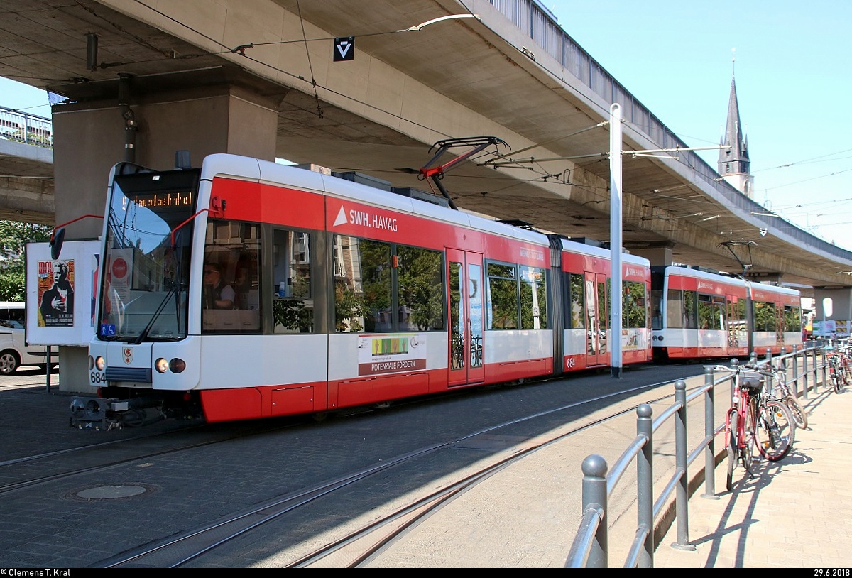 MGT-K (Bombardier Flexity Classic), Wagen 684 und Wagen 6??, der Halleschen Verkehrs-AG (HAVAG) als Linie 9 von Göttinger Bogen nach Hauptbahnhof verlassen die Haltestelle Franckeplatz.
[29.6.2018 | 10:00 Uhr]
