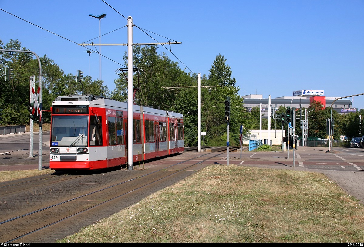 MGT6D, Wagen 629, der Halleschen Verkehrs-AG (HAVAG) als Linie 16 von Göttinger Bogen nach Beesen erreicht die Haltestelle Glauchaer Platz.
Diese Linie hat aufgrund von Baumaßnahmen einen anderen Laufweg.
[29.6.2018 | 9:18 Uhr]