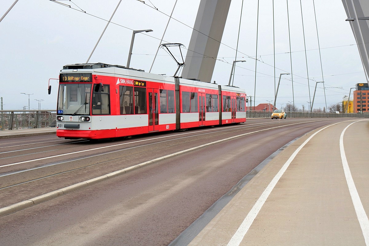 MGT6D, Wagen 651, der Halleschen Verkehrs-AG (HAVAG) als Linie 10 von Hauptbahnhof nach Göttinger Bogen überquert die Berliner Brücke in Halle (Saale). [28.12.2017 | 13:13 Uhr]