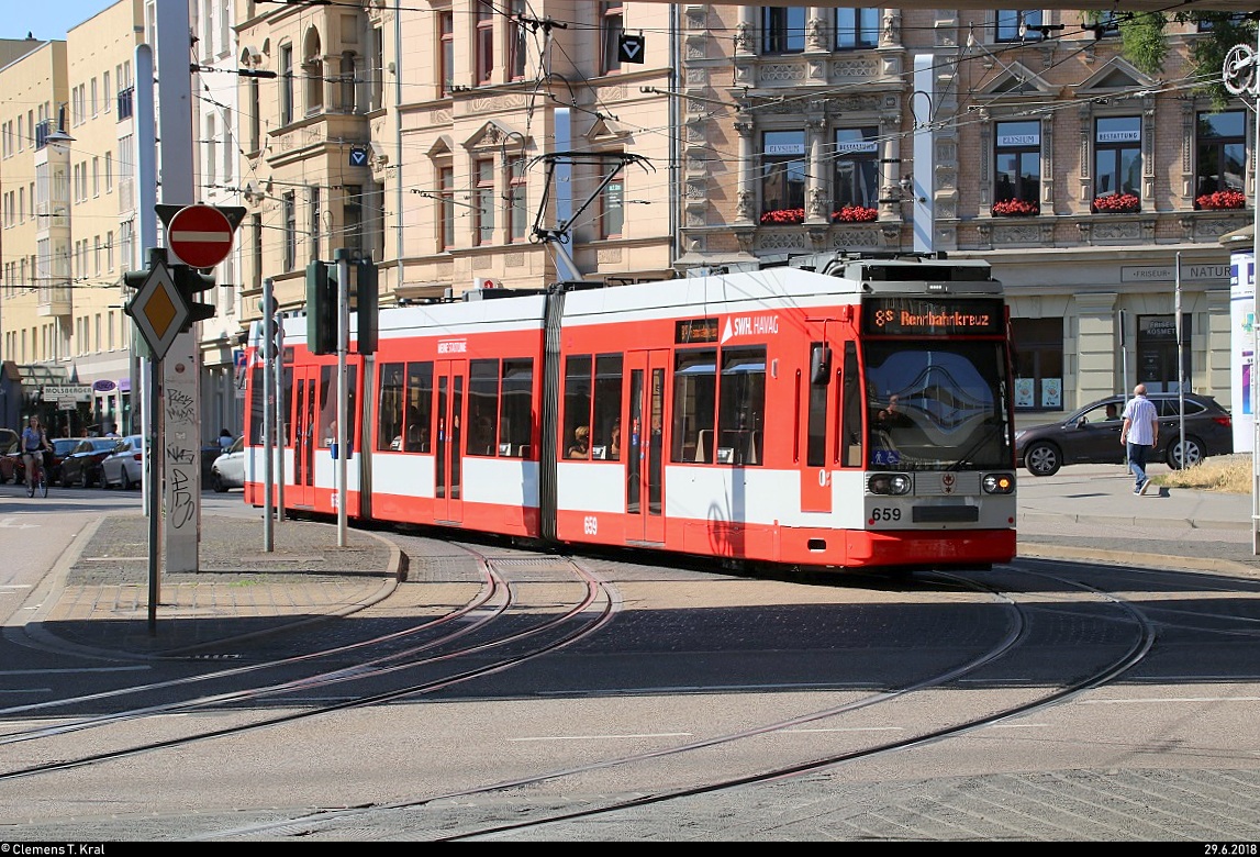 MGT6D, Wagen 659, der Halleschen Verkehrs-AG (HAVAG) als Linie 8S von Elsa-Brändström-Straße nach Rennbahnkreuz verlässt den Steinweg.
Dies ist eine Baustellenlinie und verkehrt daher normalerweise nicht.
[29.6.2018 | 10:00 Uhr]