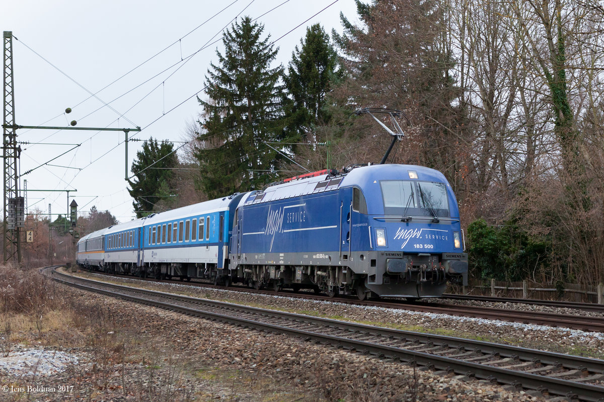 MGW 183 500 steht seit kurzem in Diensten der Länderbahn ( ALEX ) und zieht ihren Zug von München Hbf in Richtung Prag. Moosach 10.12.2017