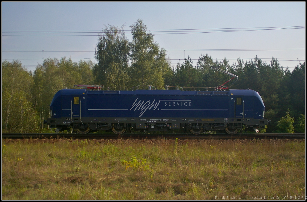 mgw 193 845-5 im Dunst des Vormittags unterwegs um einen Kesselwagen-Zug zu holden. Am 16.09.2014 kommt sie durch die Berliner Wuhlheide (NVR-Nummer 91 80 6193 845-5 D-MGW)