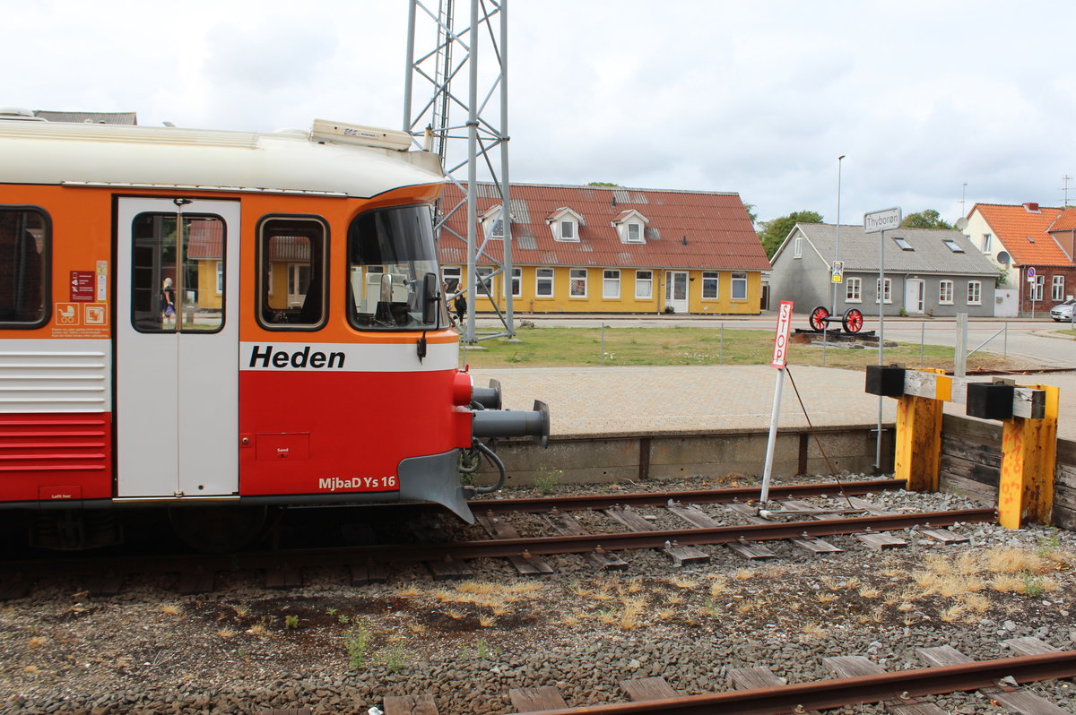 Midtjyske Jernbaner - Lemvigbanen: Der Steuerwagen MjbaD Ys 16 (DUEWAG 1983) steht am 4. August 2018 im Bahnhof Lemvig.