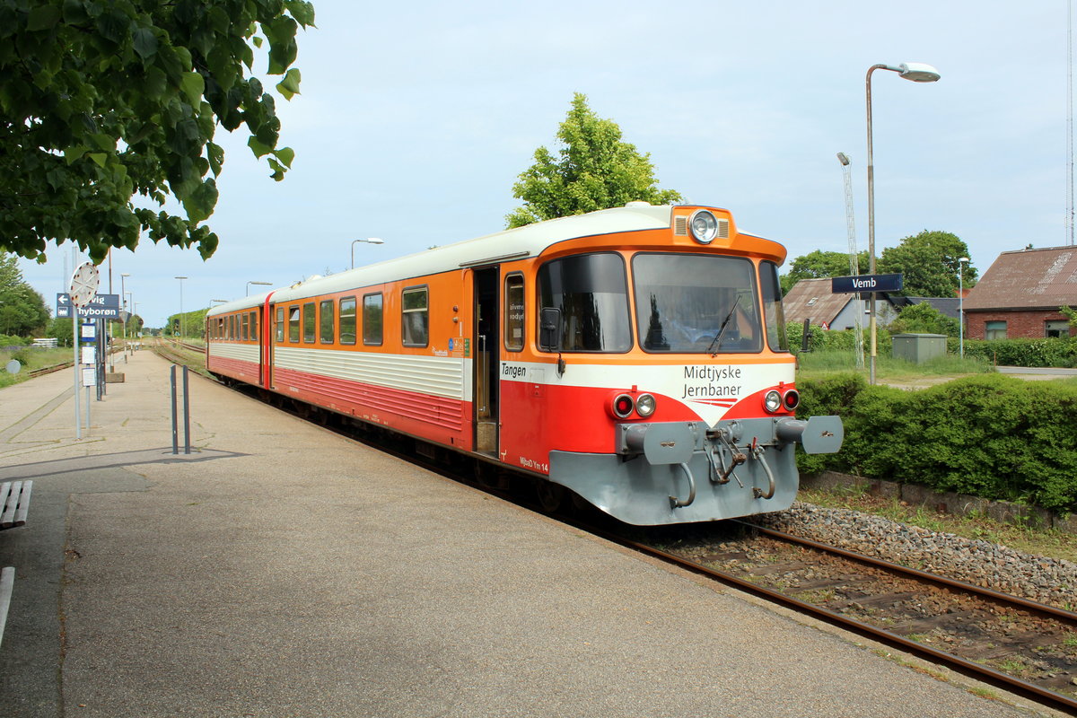 Midtjyske Jernbaner - Lemvigbanen (Vemb - Lemvig - Thyborøn): Am Nachmittag des 2. Juni 2017 steht der Triebzug  Tangen  (:  die Landenge ) im Bahnhof Vemb abfahrbereit. - Der Dieseltriebzug besteht aus dem Triebwagen MjbaD Ym 14 (im Vordergrund) und dem Steuerwagen MjbaD Ys 14 (DUEWAG 1983). - Auf der Lemvigbanen fahren die letzten sich in Betrieb befindlichen Triebzüge dieses Typs, der früher auf vielen dänischen Privatbahnen üblich war. - Die Bahn fährt durch eine dünn besiedelte, aber landschaftsmässig höchst interessante Gegend im nordwestlichen Jütland (das zeigen meine Bilder leider nicht, aber Date Jan de Vries hat früher einige sehr schöne sehenswerte Aufnahmen von den Zügen der Bahn auf bahnbilder.de hochgeladen). Wenn man als Fahrgast im Zug unterwegs ist, sieht man deutlich, wie sich die Landschaft verändert; sie wird immer rauer und die Bewachsung weniger üppig. - Außer der Bahn ist die kleine Hafenstadt Lemvig sehr empfehlenswert.