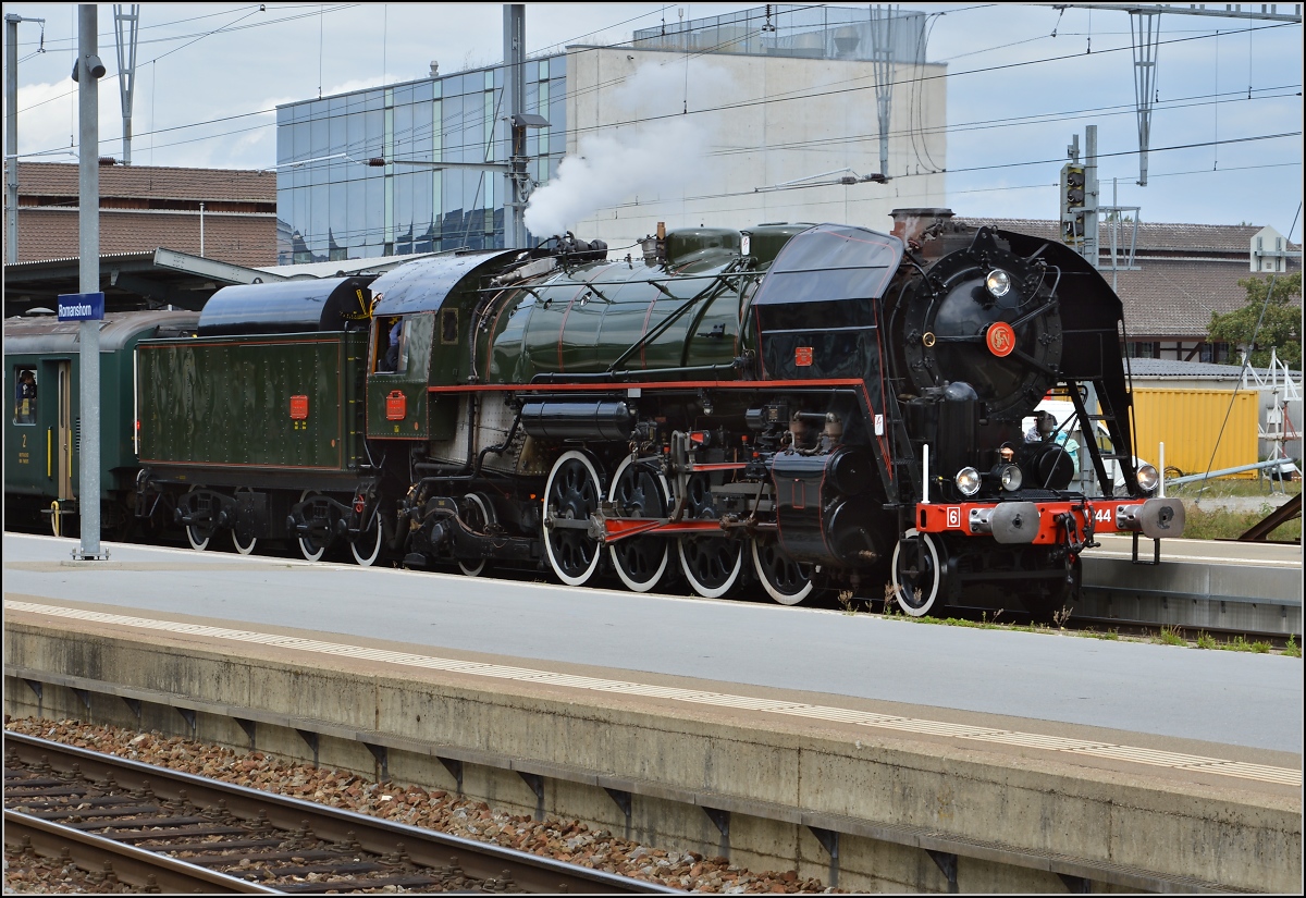 Mikado 141 R 1244 in Romanshorn mit einem Sonderzug aus Brugg und Schaffhausen. August 2014. Das Bild erinnert mich an Horsts Bild http://www.bahnbilder.de/bild/Frankreich~Dampfloks~141+R/744364/umgeben-von-eisenbahn-paparazzi-rangiert-die-141.html , wo einer der beiden Nicht-Paparazzi meine Wenigkeit darstellt. Wenn man den Zustand der Lok nach 35 Jahren vergleicht so muss man dem Verein für die hervorragende Pflege der Lok gewaltigen Respekt zollen.