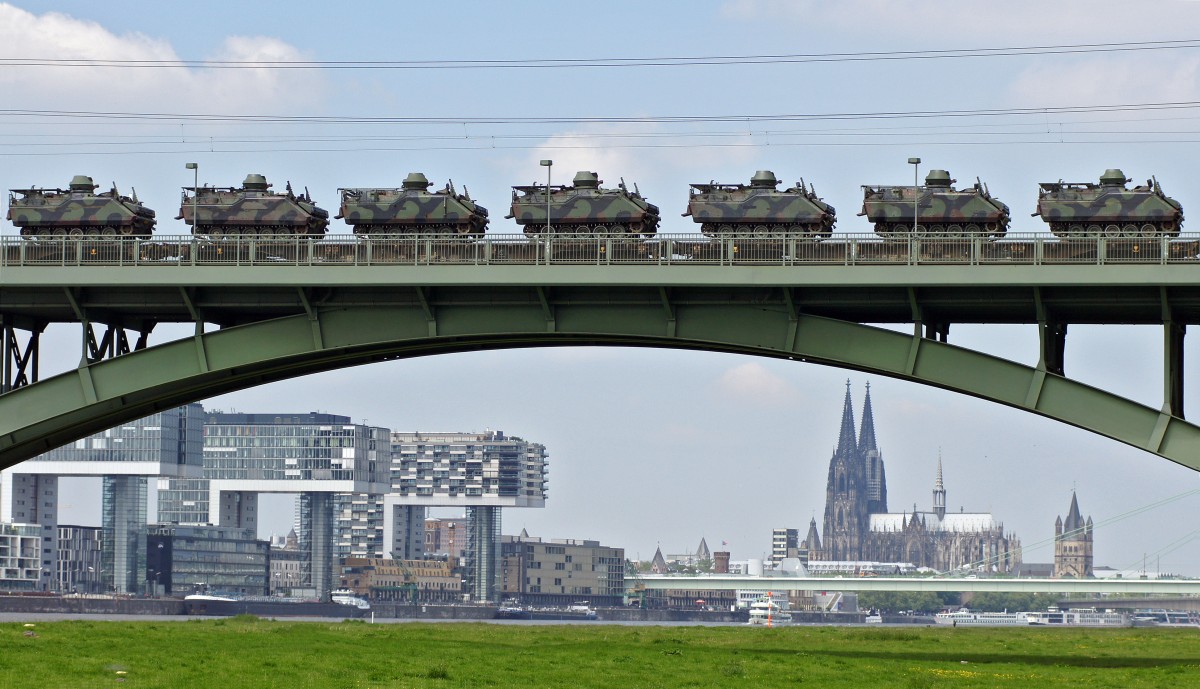 Militär-Transportzug am 27.05.2013 auf der Südbrücke in Köln.