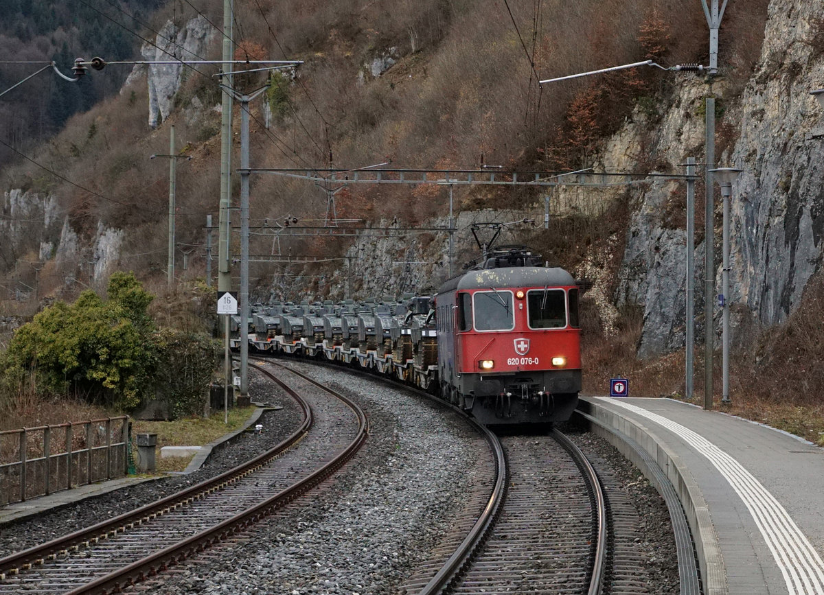 Militärtransport per Bahn.
Impressionen von St. Ursanne.
Re 620 076-0  ZURZACH  mit dem Panzerzug 69030 Courtemaîche - Rangierbahnhof Biel bei St. Ursanne am 4. März 2019. Transportiert wurden 2 Pz87 Leo WE sowie 8 Spz 2000.
Bildausschnitt Fotoshop.
Foto: Walter Ruetsch