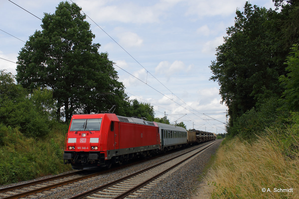 Militärzug bei Liebau/ Pöhl mit Begleitwagen, Containerwagen und 7 Panzern auf dem Weg Richtung Süden. Ziehend die 185 346.