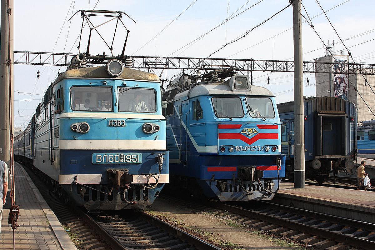 Mindestens zwei Generationen trennen diese beiden Elektroloks, die hier am 2.9.2009 nebeneinander im Hauptbahnhof von Odessa stehen. Links die ältere
WL 50-1951 und rechts die von Skoda gebaute neuere Lok WL40-1273.1 