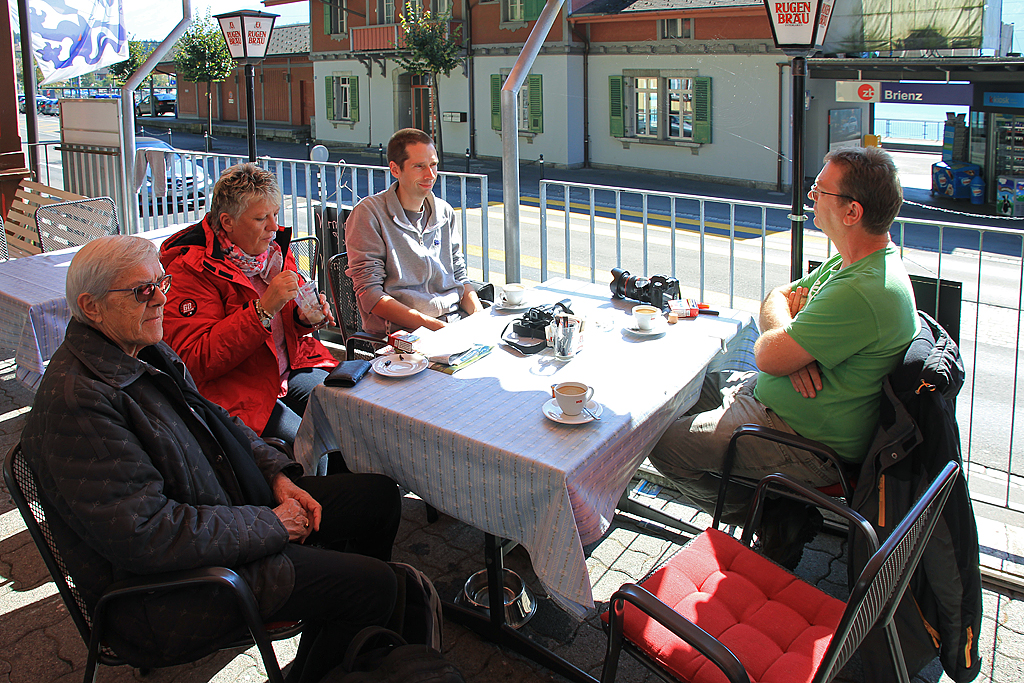 Mini-BB-Treffen BRB - alle sind eingetroffen: Sylvia, Margaretha, Thomas, Armin und ich genehmigen uns noch Kaffee vor der Fahrt. Brienz, 24. Sept. 2016, 12:51