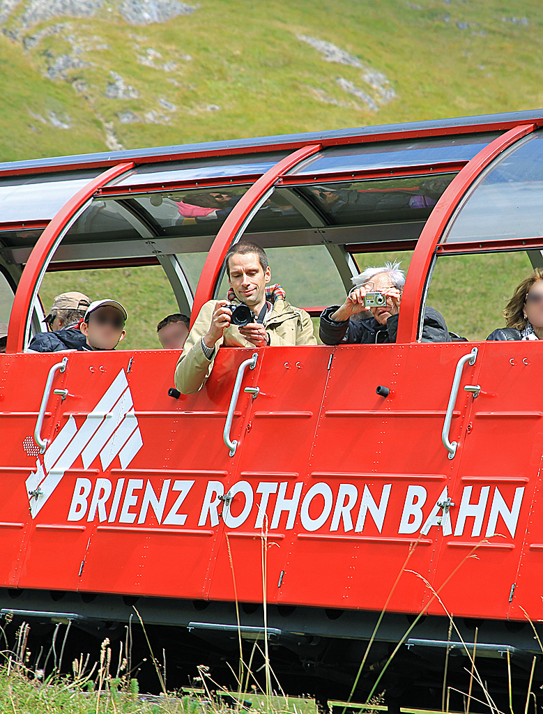 Mini-BB-Treffen: Thomas und Sylvia talwärts fahrend und knipsend im SIG-Panoramawagen der BRB. Beim oberen Kühmattdamm, 25. Sept. 2016, 12:44