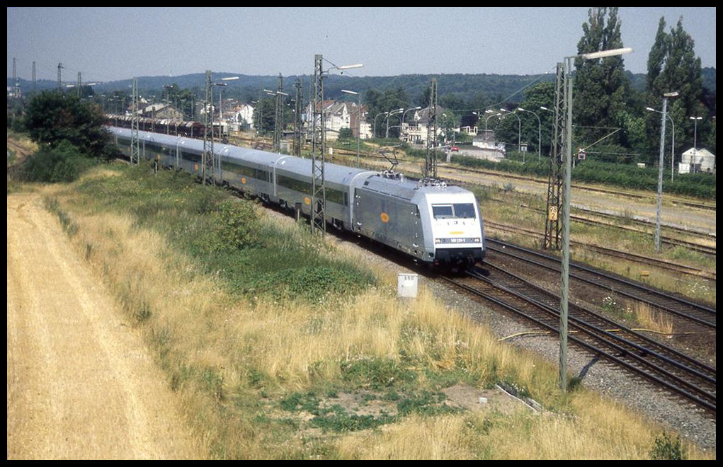 Mit 101131 war am 19.7.1999 der Metropolitan 933 in Richtung Münster unterwegs. Hier hat er gerade den Bahnhof Lengerich durchfahren. 