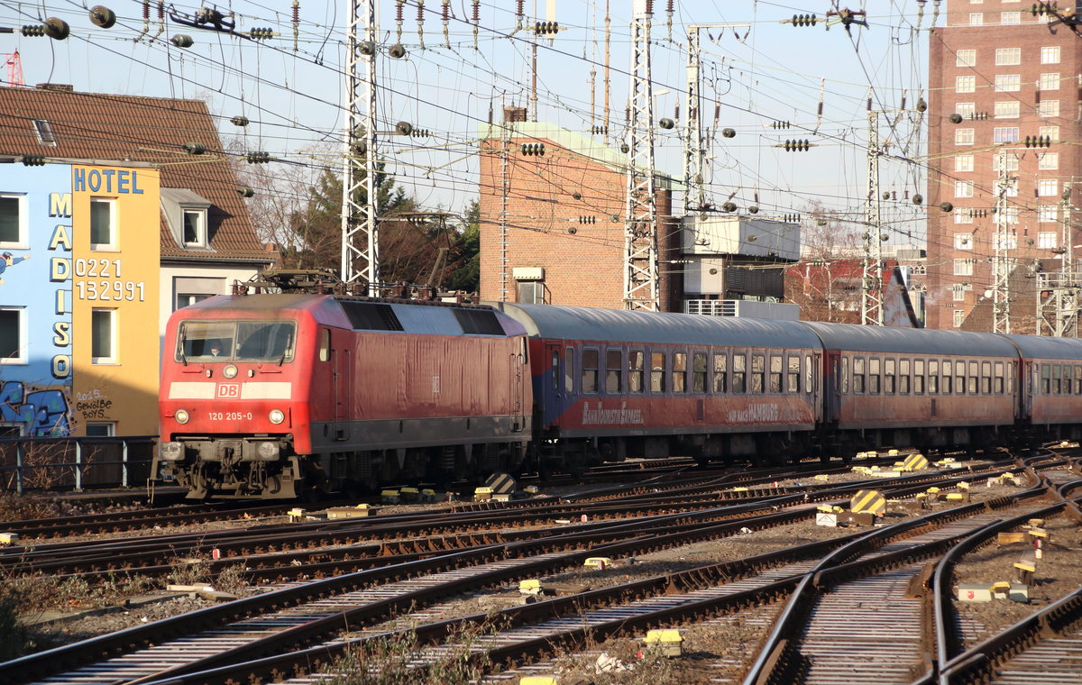 Mit 120 205-0 von DB Regio wird HKX 1802(Köln Hbf - Hamburg Altona) bereitgestellt.

Köln Hbf, 06. Januar 2017