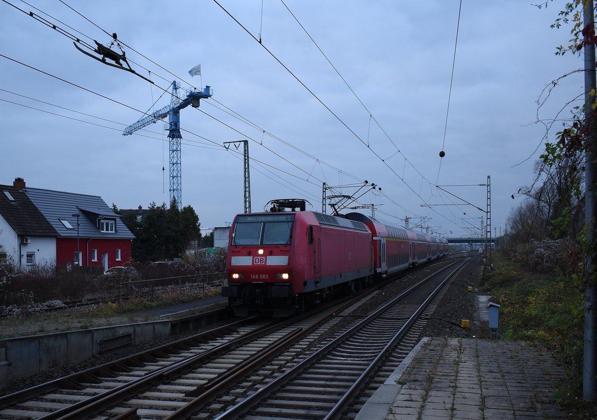 Mit 14 Min.+ kommt der SE60/146 002 in Pfaffengrund eingefahren. 
In wenigen Minuten erreicht der Zug dann Heidelberg Hbf sein Ziel. 
Sonntag den 27.11.2016
