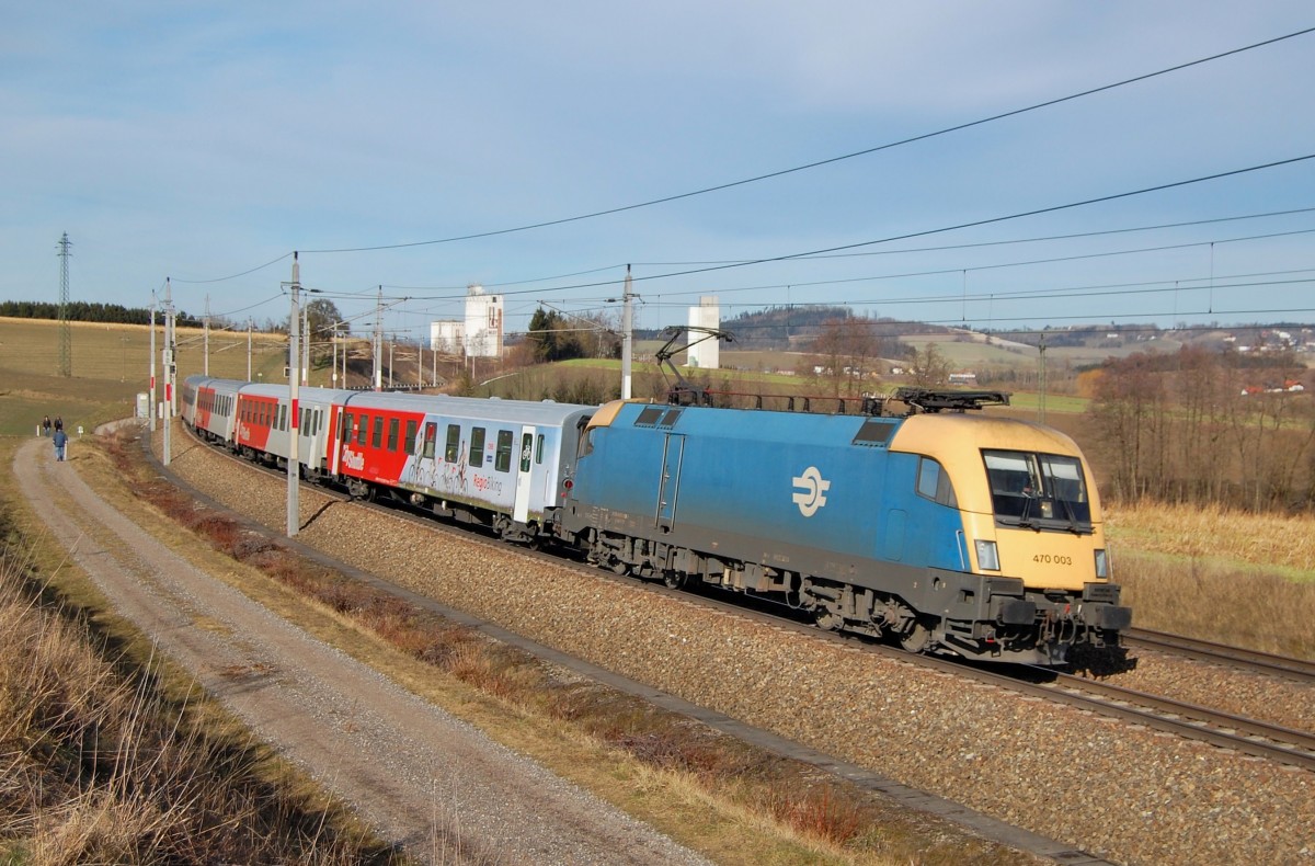 Mit der 470 003 als Zuglok ist der Rex 1781 am 08.02.2014 durch die 
Ortschaft Katzdorf gefahren.