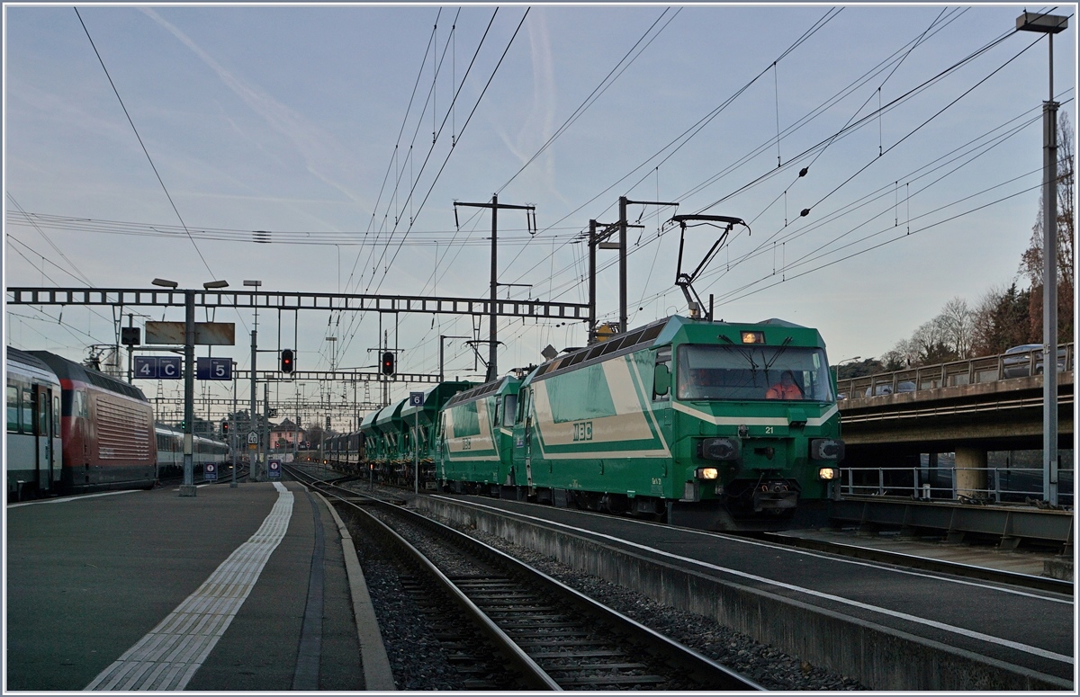 Mit den beiden BAM Ge 4/4 21 und 22 erreicht ein  28 achsige Schüttgutzug den Bahnhof Morges.
Der Gegenzug von Gland ist bereits mit der BAM Re 4/4 II eingetroffen und wartet auf einem Ausziegleis im östlichen Bahnhofskompf.
22. Feb. 2017