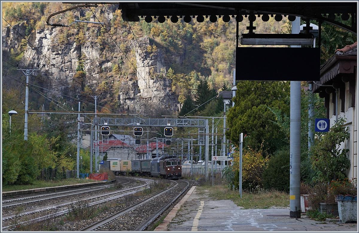 Mit der BLS Re 4/4 182 und einer BLS Re 465 erreicht der  Ambrogio -Zug den Bahnhof Varzo.
27. Okt. 2017