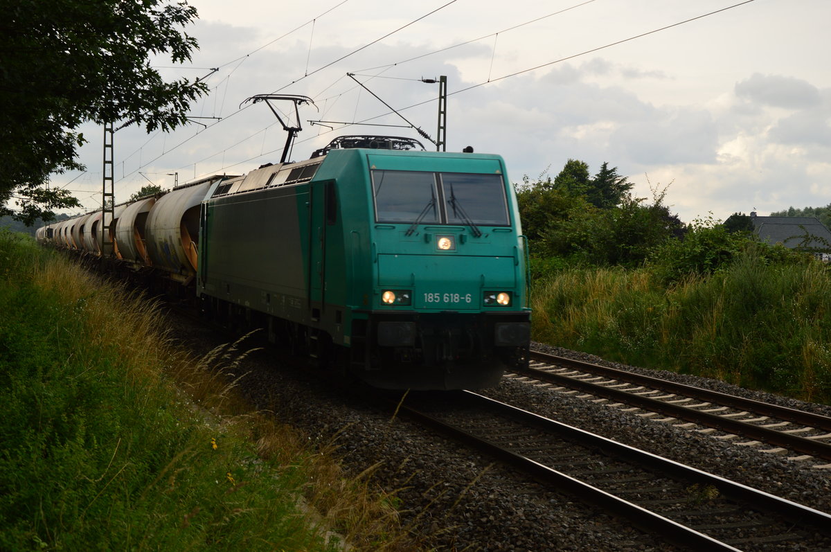 Mit Braunkohlestaubwagen am Haken kommt die RHC 185 618-6 bei Tilmeshof am Fotografen vorbeigefahren. Wenn ich das richtig weiss, wird dieser Zug von Köln aus mit einer Diesellok nach Rommerskirchen gefahren und dann nach Niederaußem gebracht, wo sie wieder befüllt werden. 13.7.2016