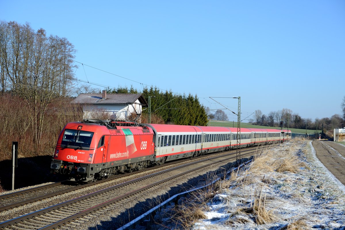 Mit ca. +25 und ohne erste Klasse passierte EC 81 am 16. März 2013 den Fotostandpunkt bei Vogl. Zuglok war Flaggenlok ÖBB 1216.017.